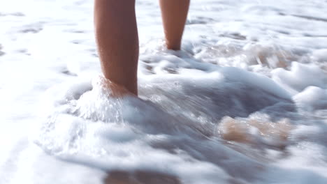 Füße,-Wasser-Und-Beine-Am-Strand-Für-Den-Sommer