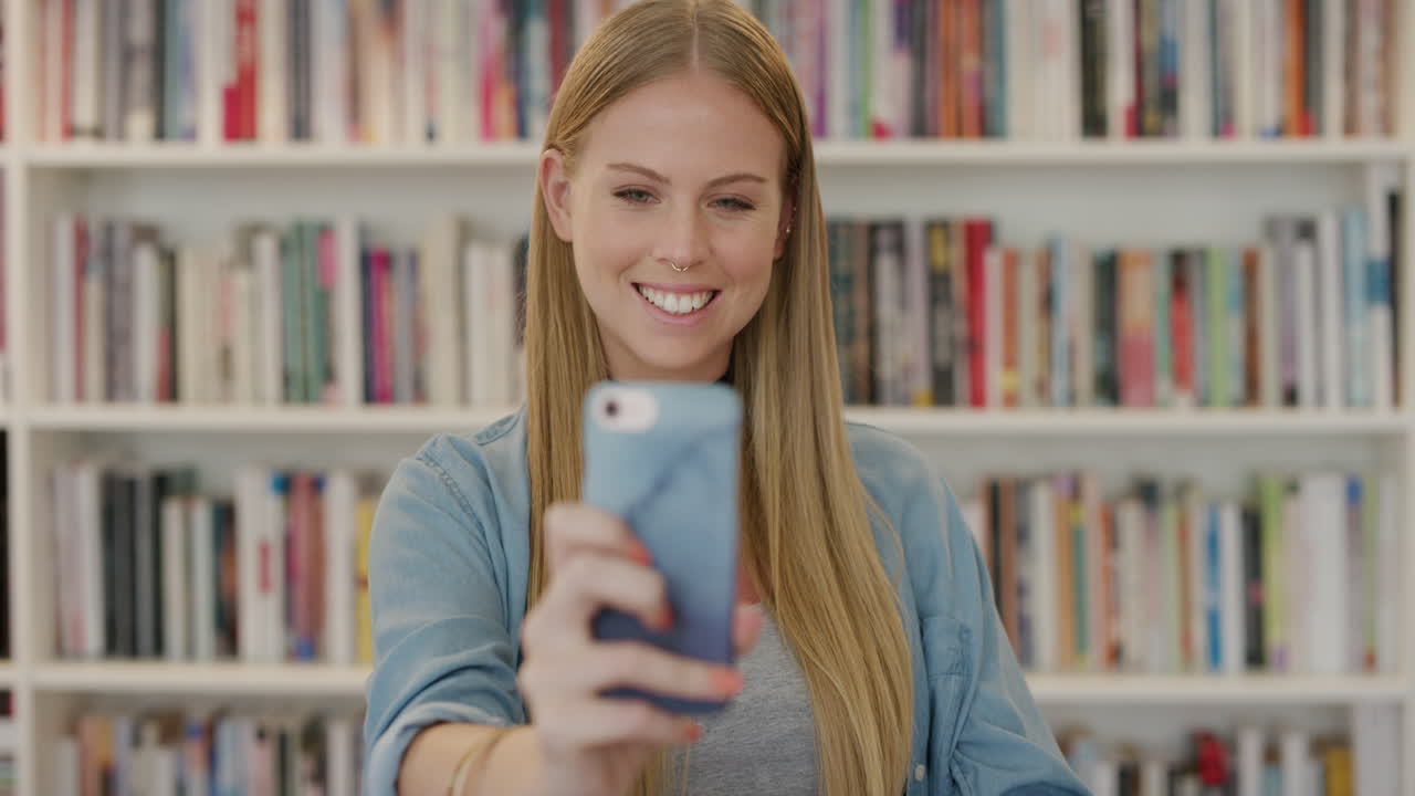 retrato hermosa mujer rubia estudiante usando teléfono inteligente video chat saludando adiós disfrutando de la comunicación en la tecnología de teléfono móvil
