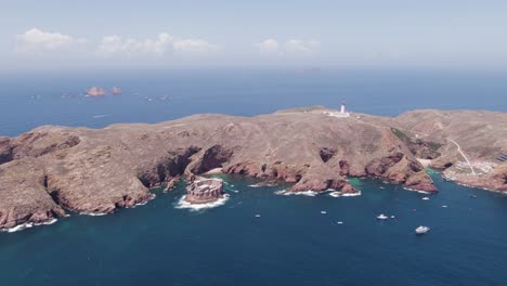 vista aérea de la reserva natural del archipiélago de berlengas y el fuerte de las berlengas en portugal