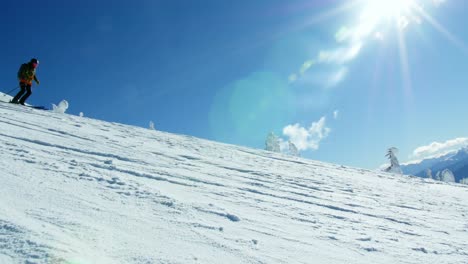 Persona-Haciendo-Snowboard-En-Una-Montaña-Nevada