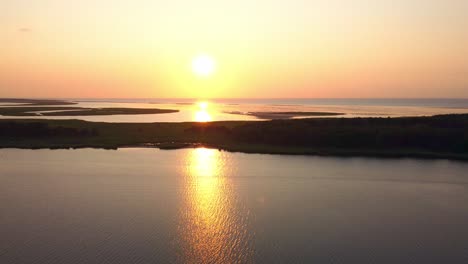 Toller-Blick-Auf-Insel-Und-Meer,-Meer,-Ruhiges-Wetter-Mit-Sonnenuntergang