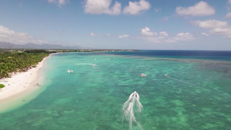 North-Beach,-Mauritius-Mit-Booten-Und-Klarem-Türkisfarbenem-Wasser,-Tagsüber,-Luftaufnahme