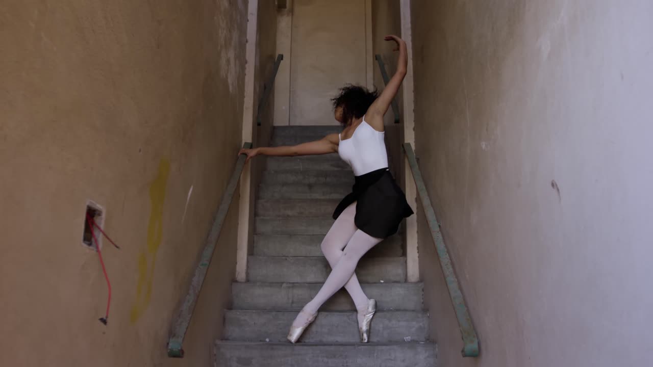 bailarina en un almacén vacío