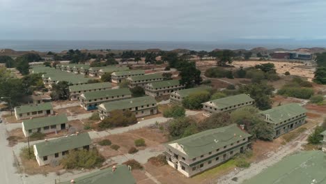 Toma-Aérea-De-Los-Cuarteles-De-La-Base-Militar-Abandonada,-Fort-Ord-Cerca-De-Monterrey-California