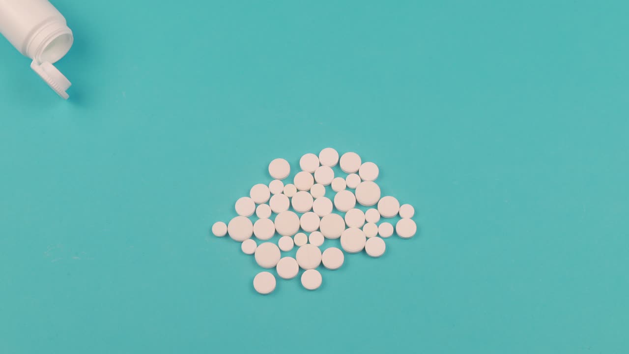 파란색 배경에 색 알약의 4k 스 모션 애니메이션