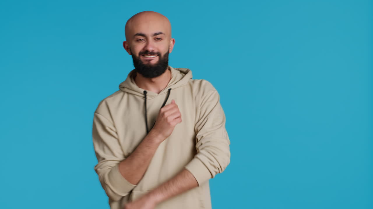 adulto del medio oriente mostrando movimientos de baile groovy