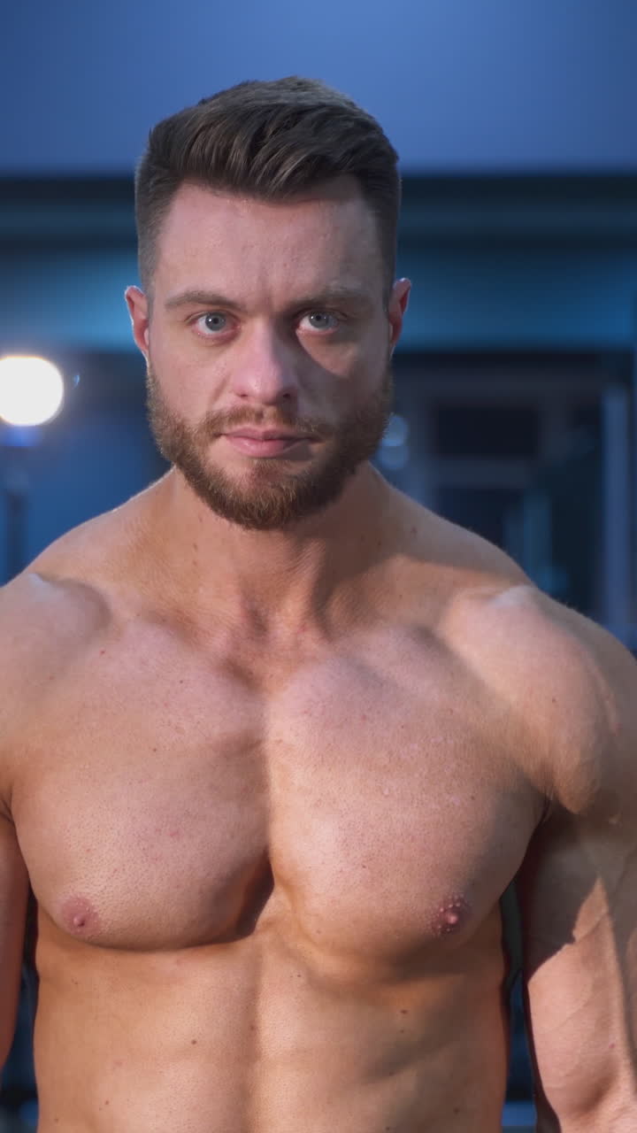 hombre musculoso en el gimnasio