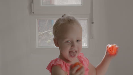 Niño-Pequeño-Haciendo-Ojos-Graciosos-Con-Bolas