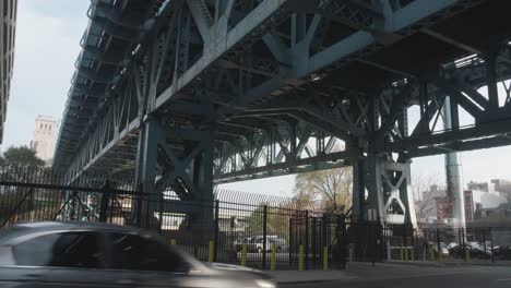 Autos-Fahren-Unter-Der-Ben-Franklin-Brücke-Hindurch