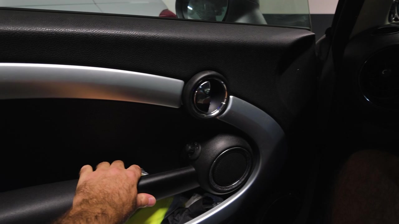Primo piano di una mano che tira la maniglia interna della portiera di un'auto, Costa Azzurra, Francia