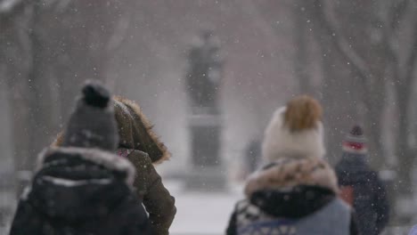Cámara-Lenta-De-Personas-Caminando-En-Un-Día-De-Nieve-En-Boston