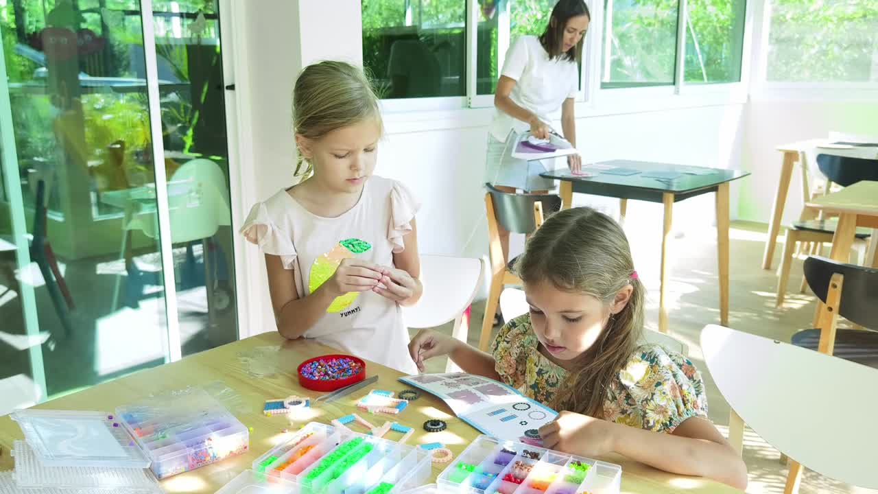 niños haciendo cuentas juntos.