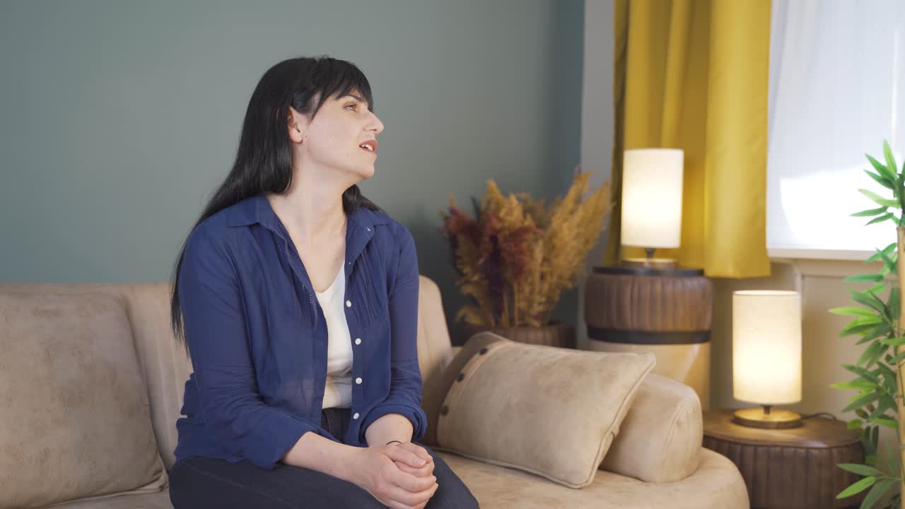 외로운 여자는 가족을 생각하죠.