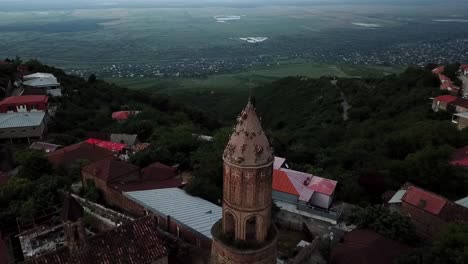 Volando-Hacia-La-Iglesia-Con-Flores-En-La-Parte-Superior-De-La-Señalización,-Georgia