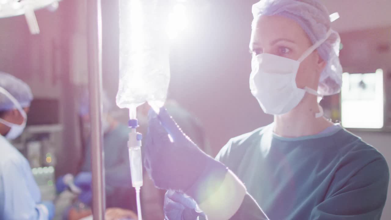 백인 여성 외과 의사가 수술실에서  ⁇ 을 준비하는 동영상