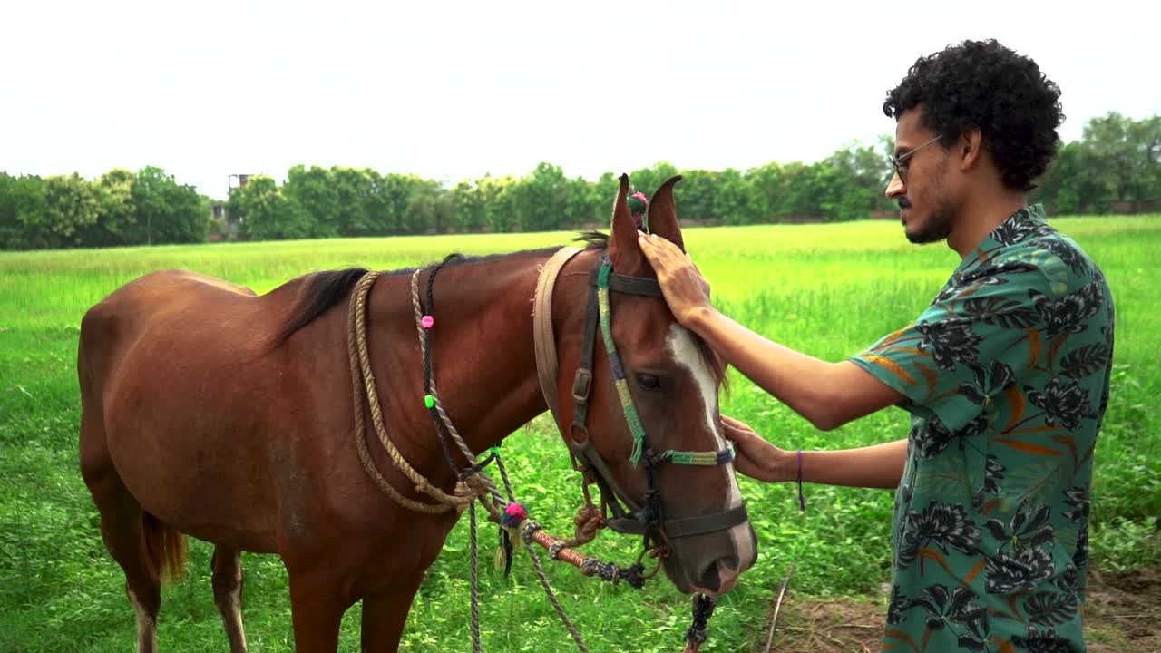 joven guapo con caballo marrón