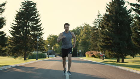 Männlicher-Läufer-Trainiert,-Um-Im-Park-Einen-Marathon-Zu-Laufen.-Sportler-Trainieren-Im-Freien