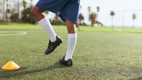 fútbol, zapatos y entrenamiento deportivo en el campo a