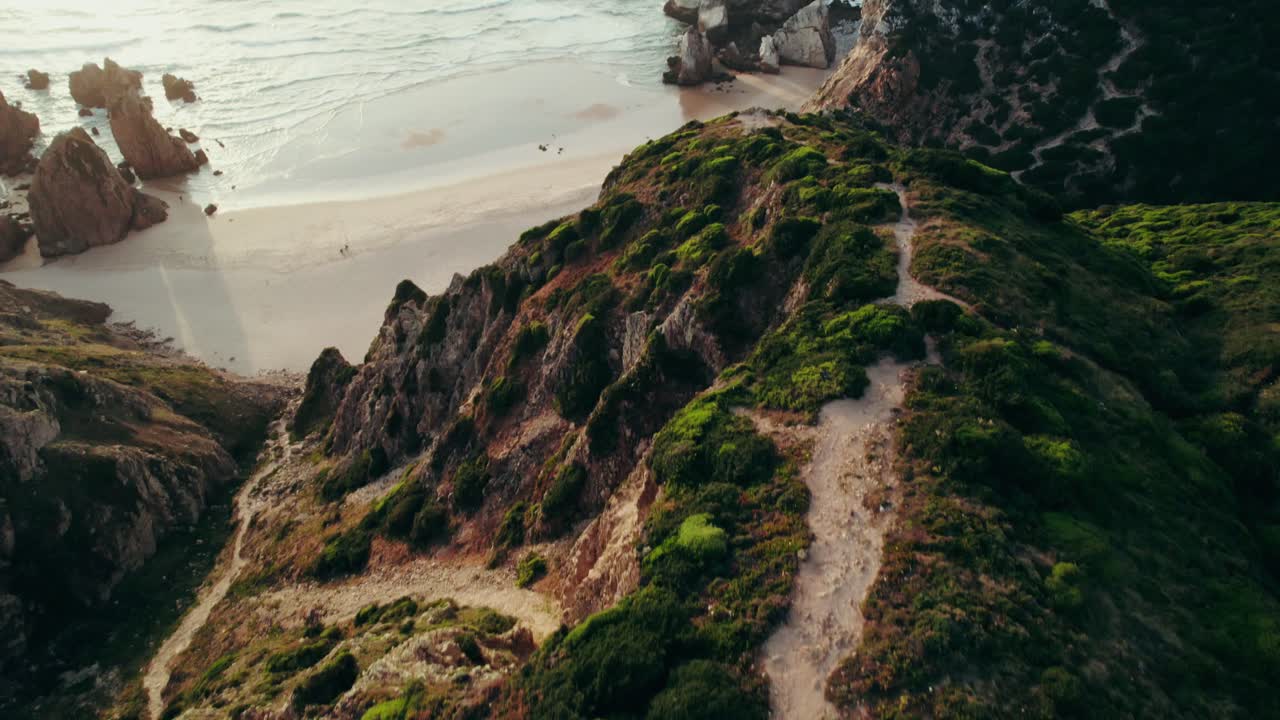 sendero de senderismo costero y vistas a la playa