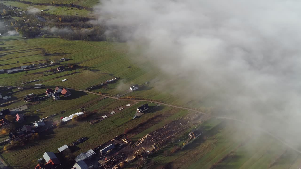 низкие облака над деревней чочоа, польша.