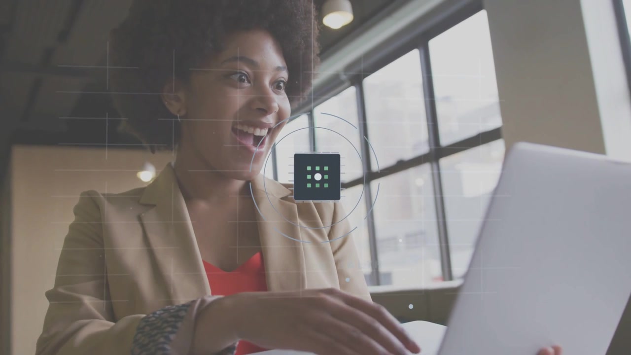 Donna seduta vicino alla finestra con un laptop, che digita e avvia un HUD animato che visualizza dati tecnologici