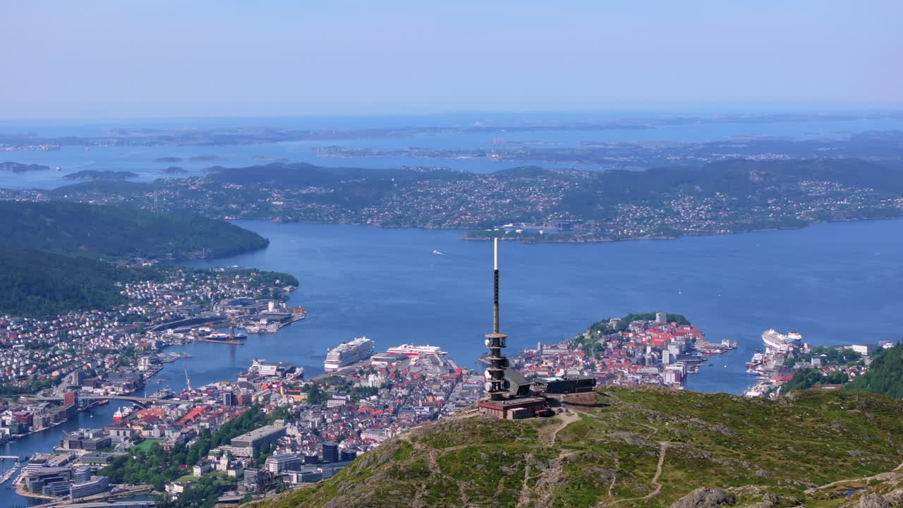 울리켄 산에서 볼 수 있는 베르겐의 놀라운 풍경