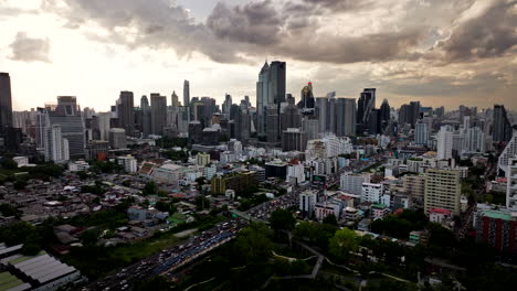 apocaliptico cielo ominoso sobre el horizonte de la ciudad de bangkok, aproximación aérea