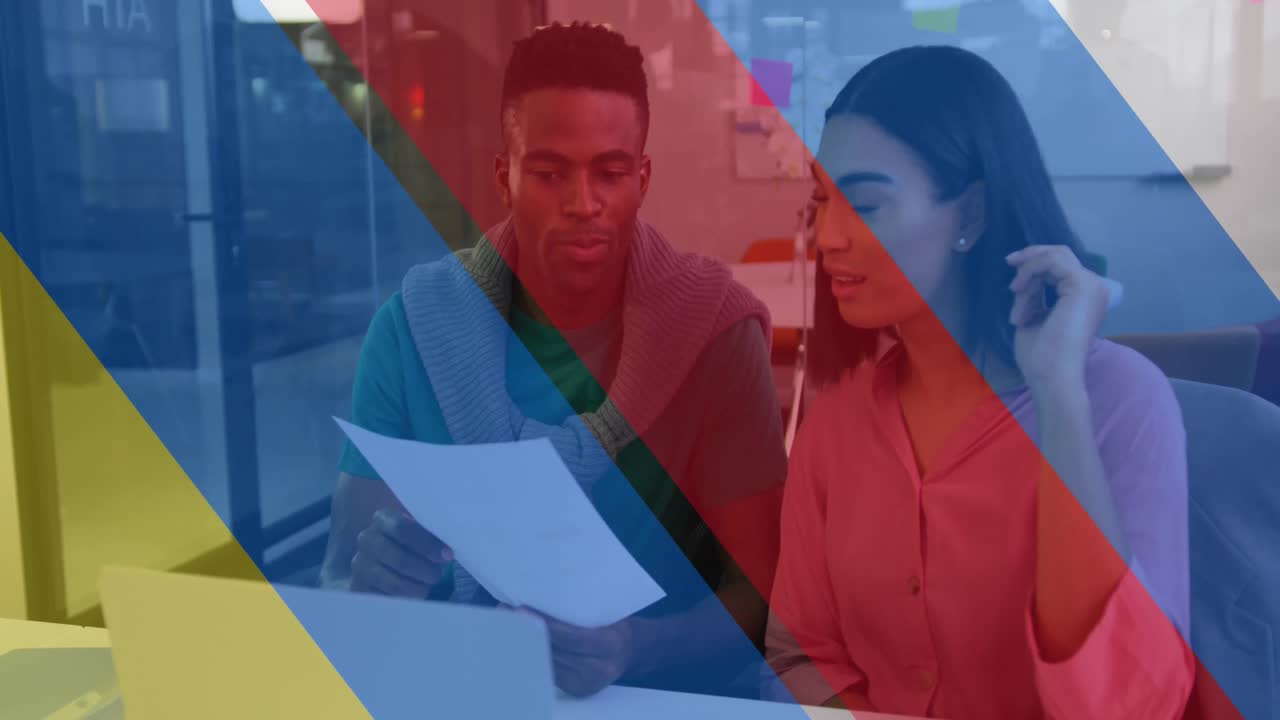 animación de rayas rojas, azules y amarillas sobre diversas personas de negocios hablando