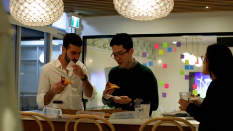 Ejecutivos-De-Negocios-Comiendo-Pizza-En-La-Cafetería-De-La-Oficina-4k