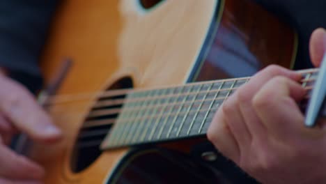 El-Guitarrista-Toca-Un-Estudio-Con-Guitarra-Acústica,-Acercando-Las-Manos,-Las-Muñecas,-Los-Dedos,-Los-Trastes-Y-Las-Cuerdas.