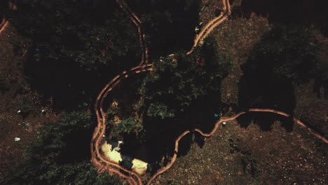 vista aérea de la carretera a través del bosque