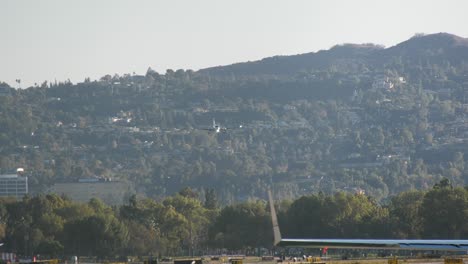 Avión-Privado-Aterrizando-En-El-Aeropuerto