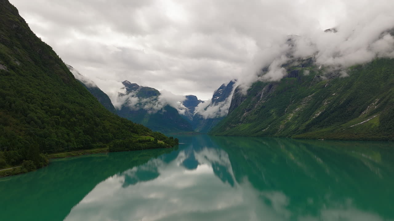 lago lovatnet loen con niebla de montaña alrededor de las montañas dramáticas, noruega