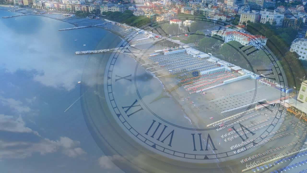 Drone sobrevoando a água em um panorama costeiro aéreo com movimento para a direita, e sobreposição de relógio girando exibindo a hora.