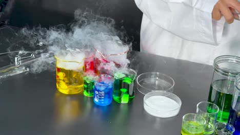 el científico lleva a cabo un experimento con líquidos de colores y humo