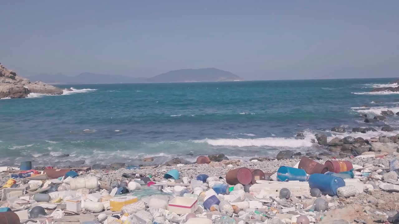 Spiaggia coperta di plastica e rifiuti che mostra il problema del cambiamento climatico a Hong Kong. Veduta aerea con drone.