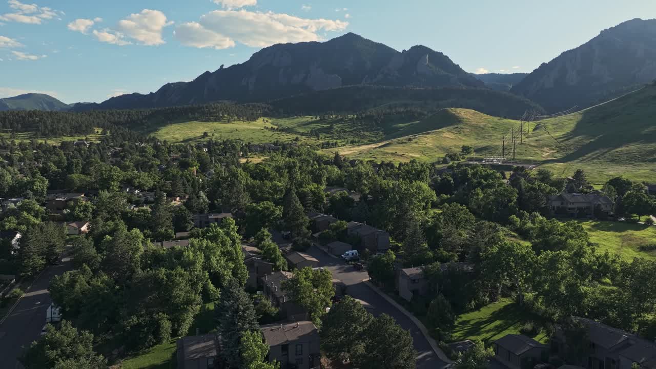 미국 콜로라도 주 볼더의 숲이 우거진 언덕 위에서 플래티론 산 정상이 배경으로