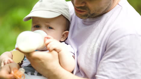 Junger-Vater-Füttert-Sein-Baby-Aus-Der-Flasche