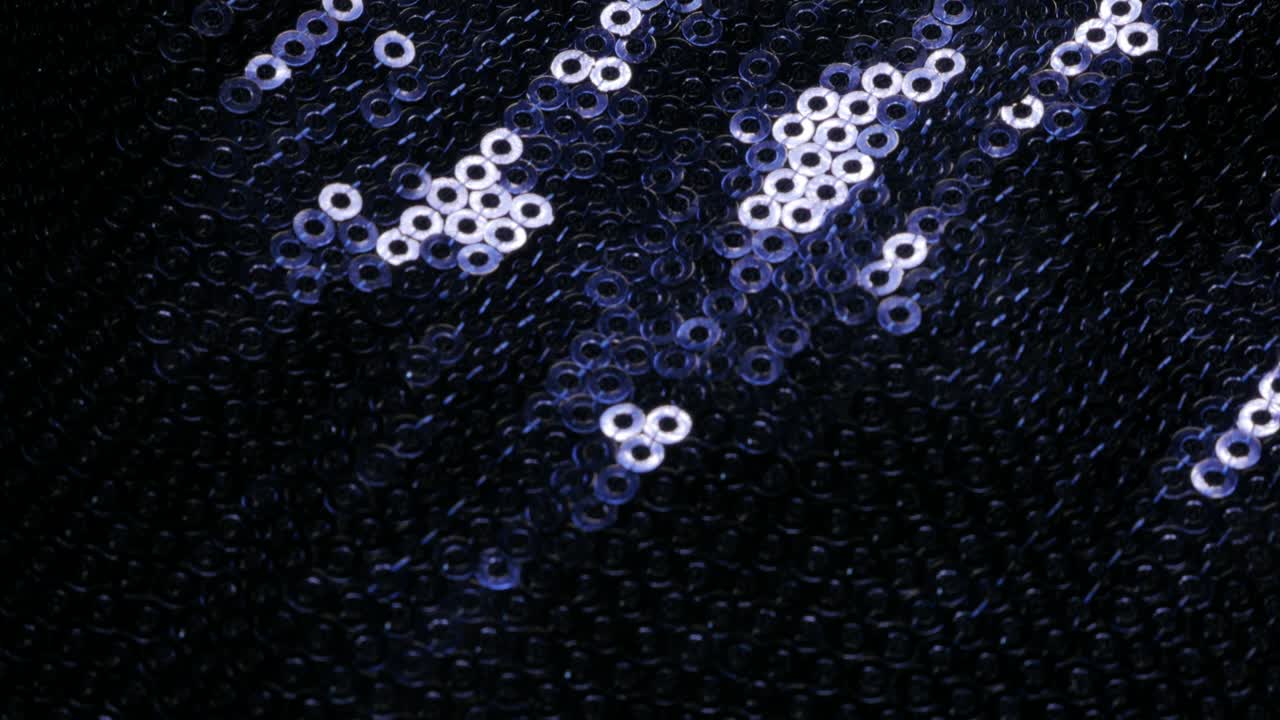 tela de pañuelos azul brillante que refleja la luz 4k 2160p imágenes de inclinación ultrahd - inclinación lenta sobre pañuelos azules en el vestido 4k 3840x2160 30fps video uhd