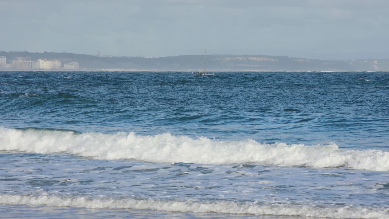 torre do bugio의 등대 근처 코스타 다 카파리카 앞으로 이동하는 작은 보트