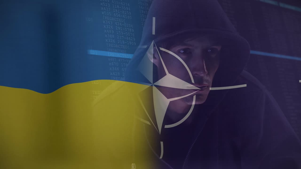 Animace kavkazského muže hackera nad vlajkou Ukrajiny a NATO