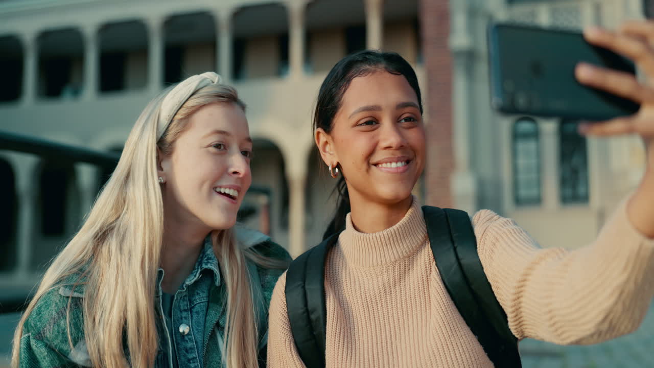 cara graciosa, riendo y estudiantes en selfie