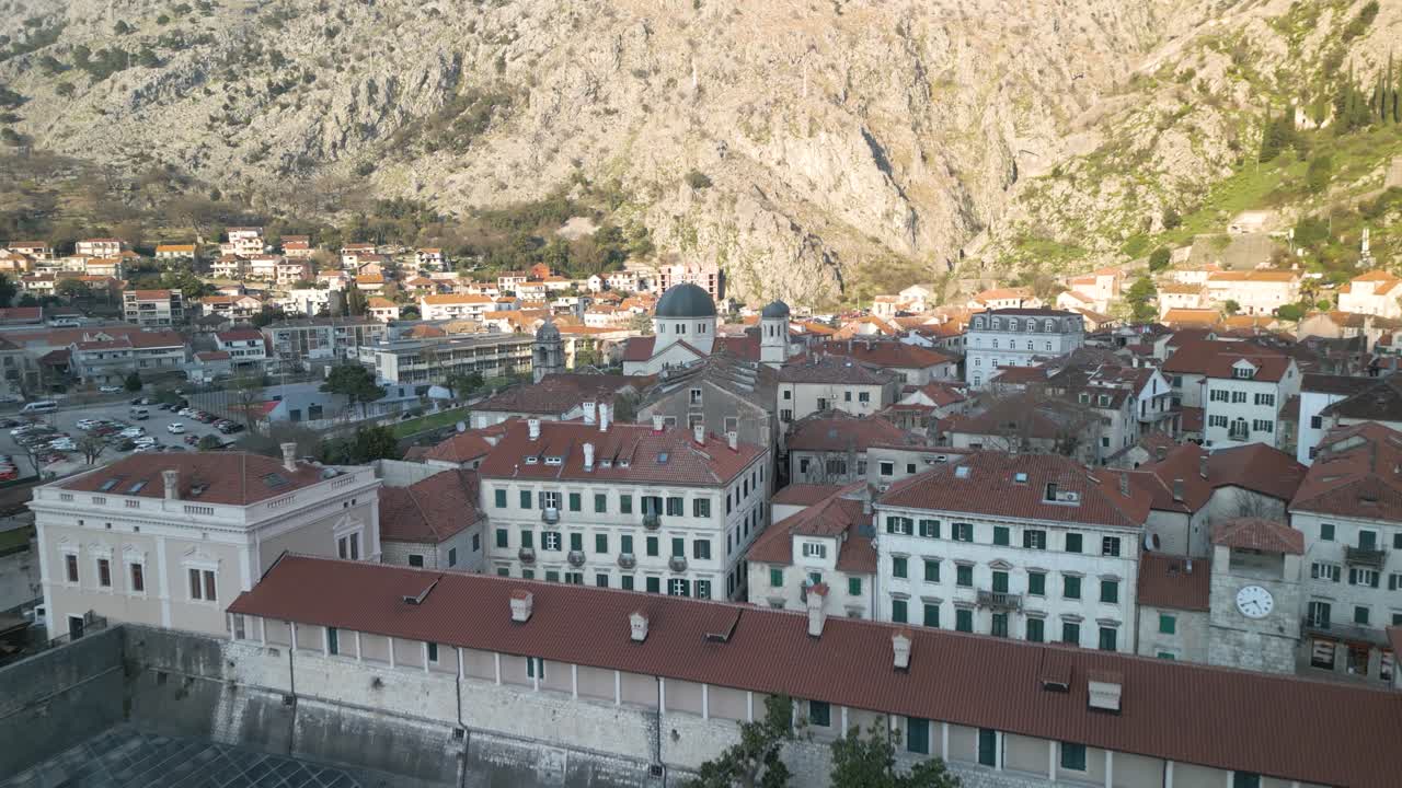 몬테네그로 의 고대 도시 코토르 에서  ⁇ 빛 날 에 촬영 된 드론 도리