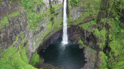 Zoom-Aéreo-Fuera-De-Una-De-Las-Cascadas-De-Takamaka-En-El-Río-Marsouins,-Isla-De-La-Reunión