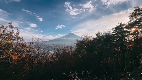 vista del monte fuji desde el follaje de otoño