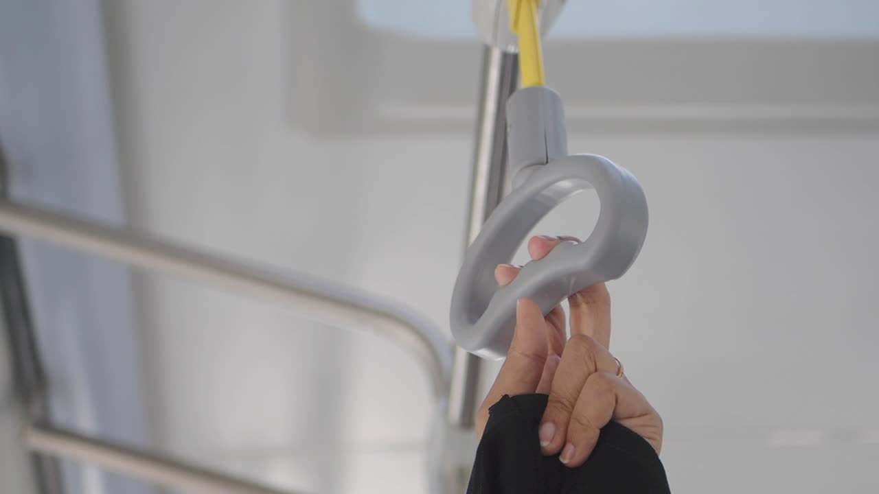 버스 드레일 을 붙잡고 있는 사람 의 손