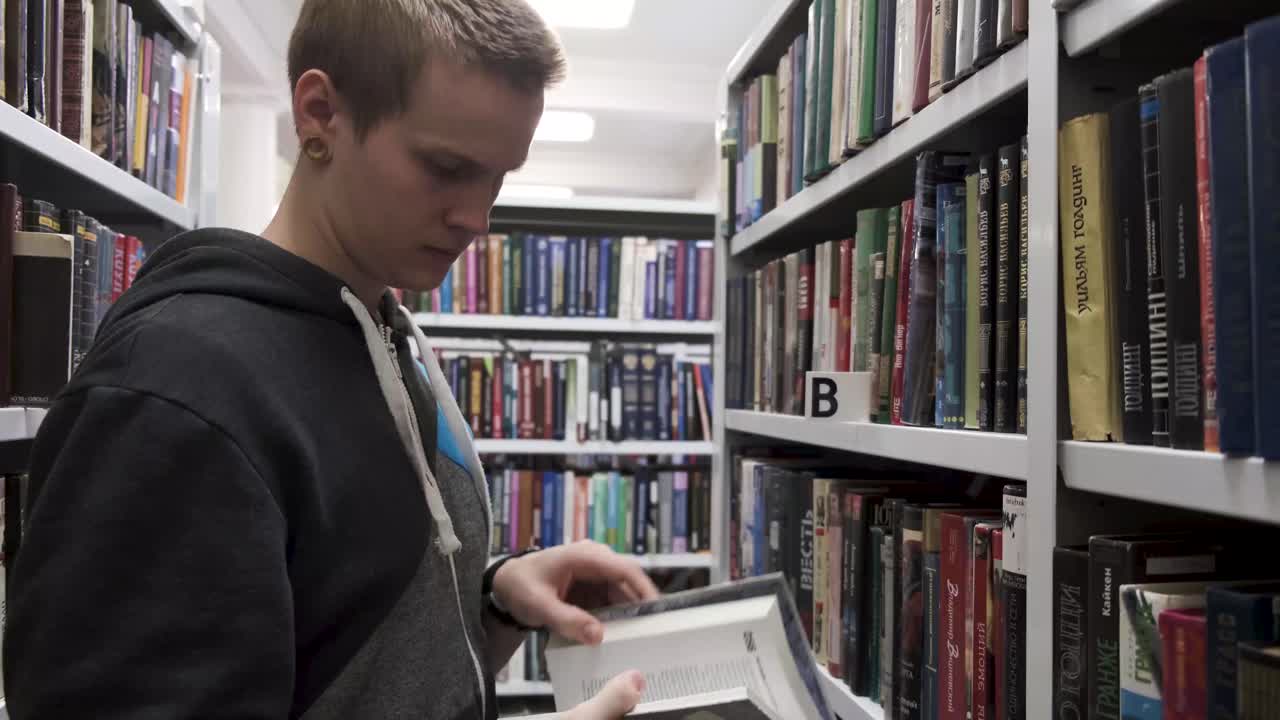 joven eligiendo un libro en una biblioteca