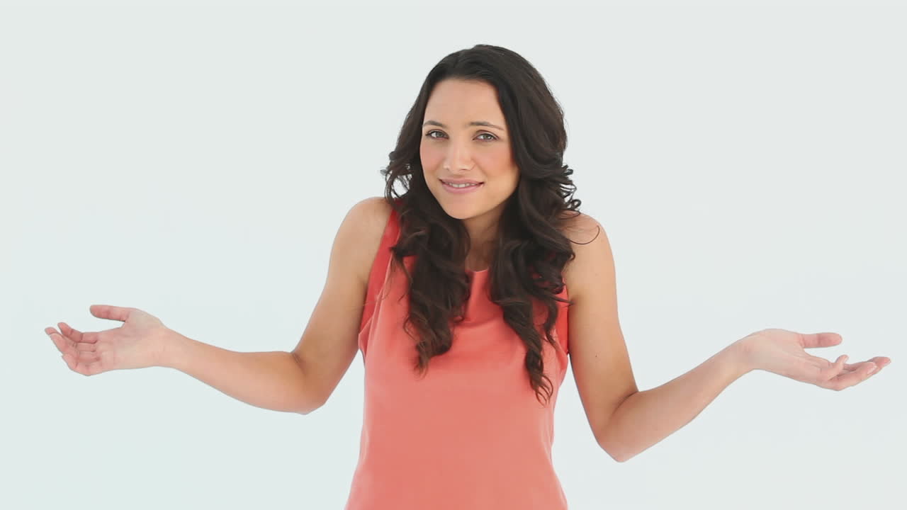 la mujer se encoge de hombros.