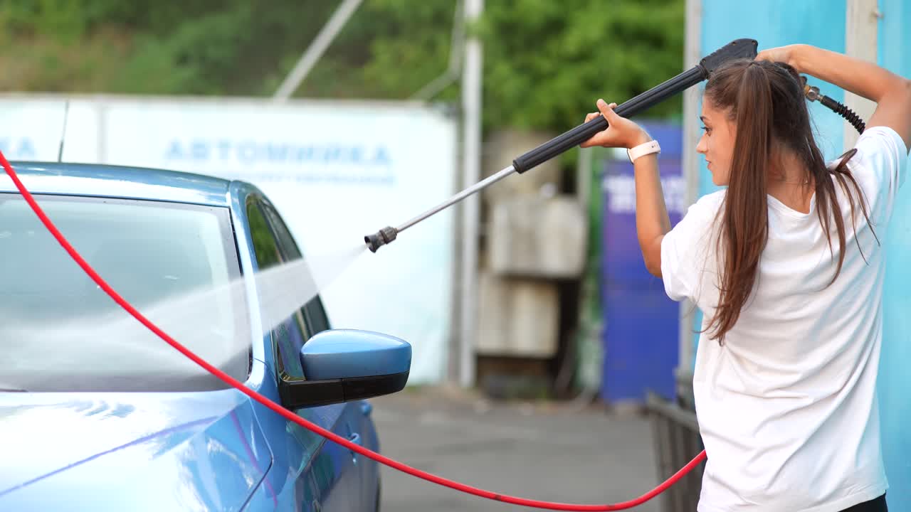 자동차 세탁소 에서 자동차 를 는 여자