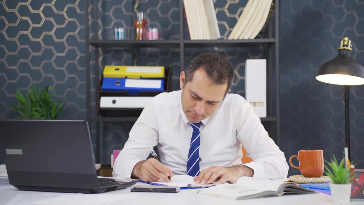 비즈니스맨이 카메라에 부정적으로 고개를 끄덕이고 있습니다.